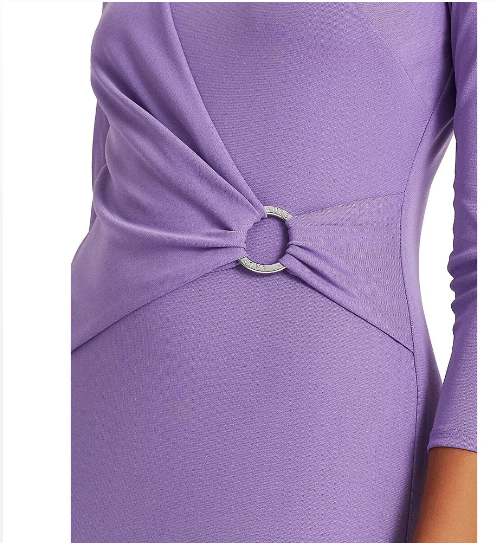 Vestido plisado con hebilla