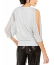 Blusa metálica con aberturas