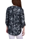 Blusa con mangas enrolladas