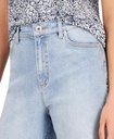 Jeans mom de tiro alto con tachuelas