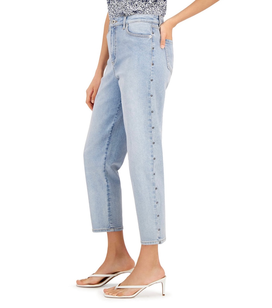 Jeans mom de tiro alto con tachuelas