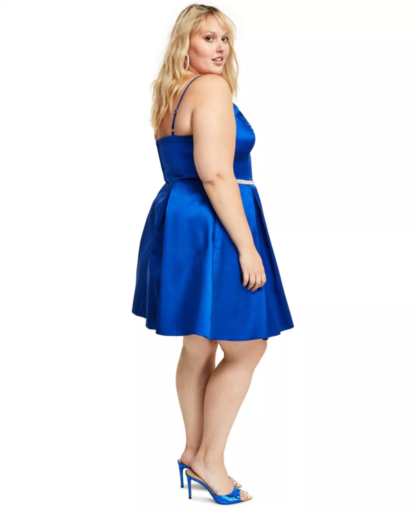 Vestido con cinturòn de pedrerìa