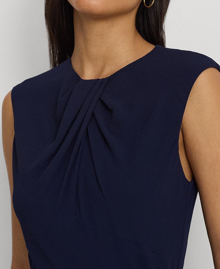 Vestido de crepé con detalle plisado