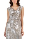 Vestido con cuello drapeado metálico