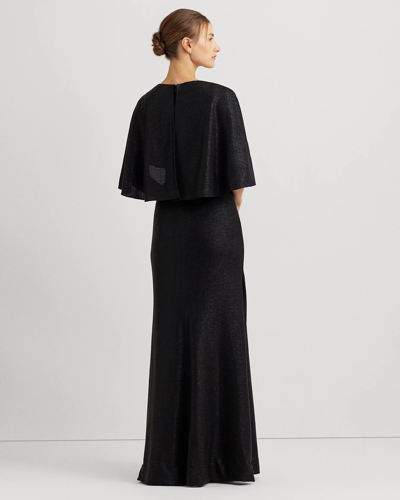 Vestido con capa y frente retorcido