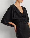 Vestido con capa y frente retorcido