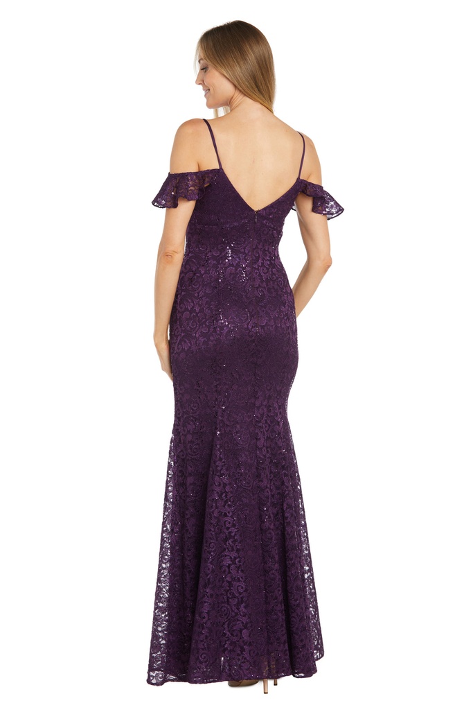 Vestido con capa y frente retorcido