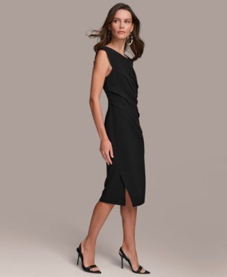 Vestido con escote asimétrico y cintura plisada