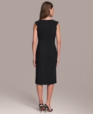 Vestido con escote asimétrico y cintura plisada