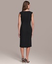 Vestido con escote asimétrico y cintura plisada