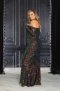 Vestido brillante con hombros descubiertos