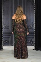 Vestido brillante con hombros descubiertos