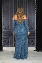 Vestido brillante con hombros descubiertos