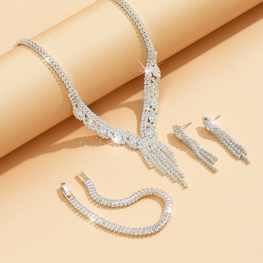 Juego de collar con aretes y pulsera