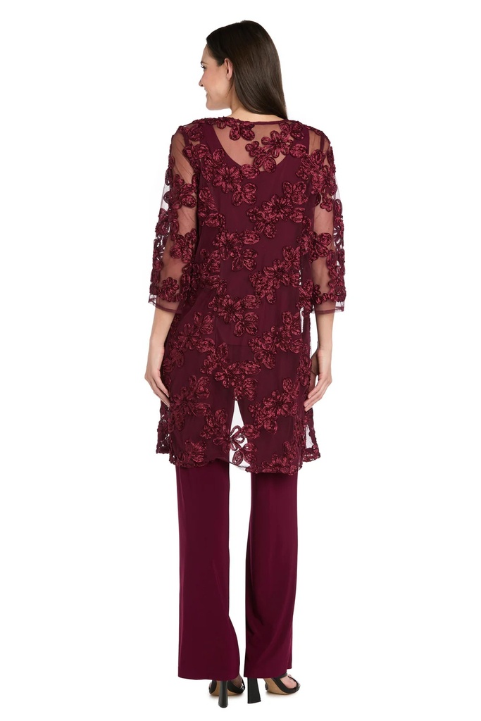 Traje pantalón con delicados bordados florales