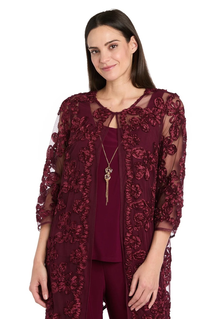 Traje pantalón con delicados bordados florales