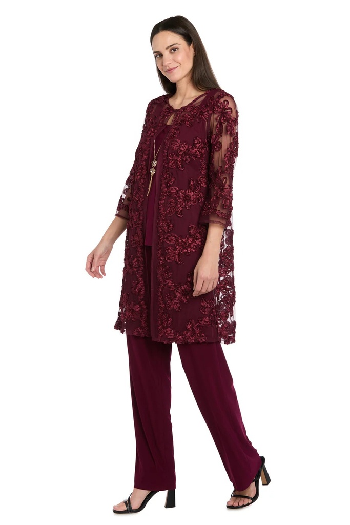 Traje pantalón con delicados bordados florales