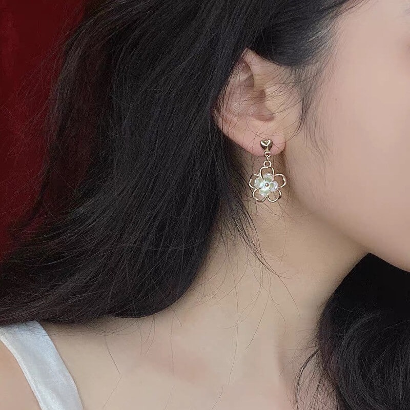 Aretes colgantes de flores de recina