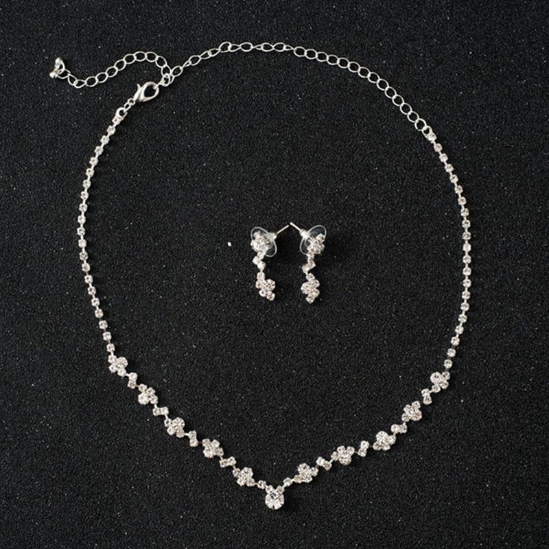 Juego de collar con aretes brillante