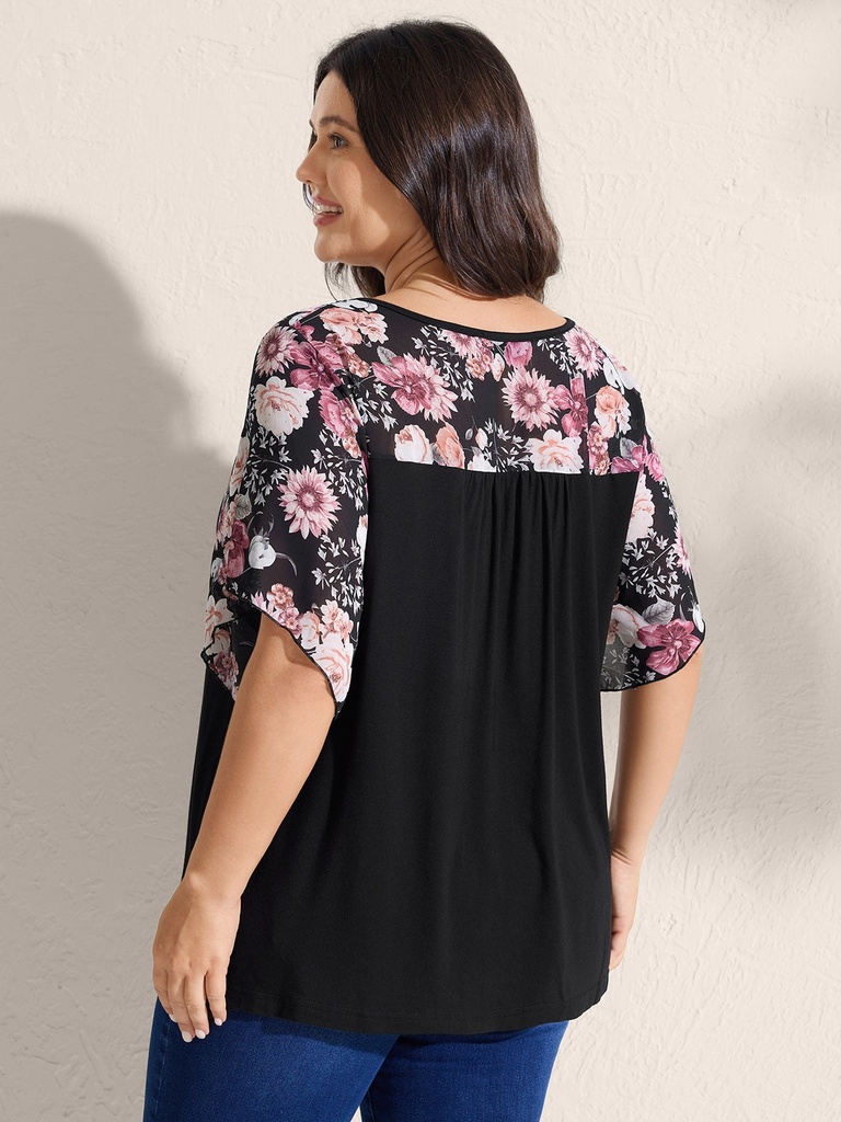 Blusa floral con detalles plisados