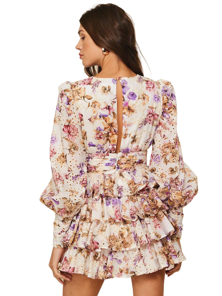 Vestido floral con volantes en capas