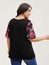 Blusa floral con detalles plisados