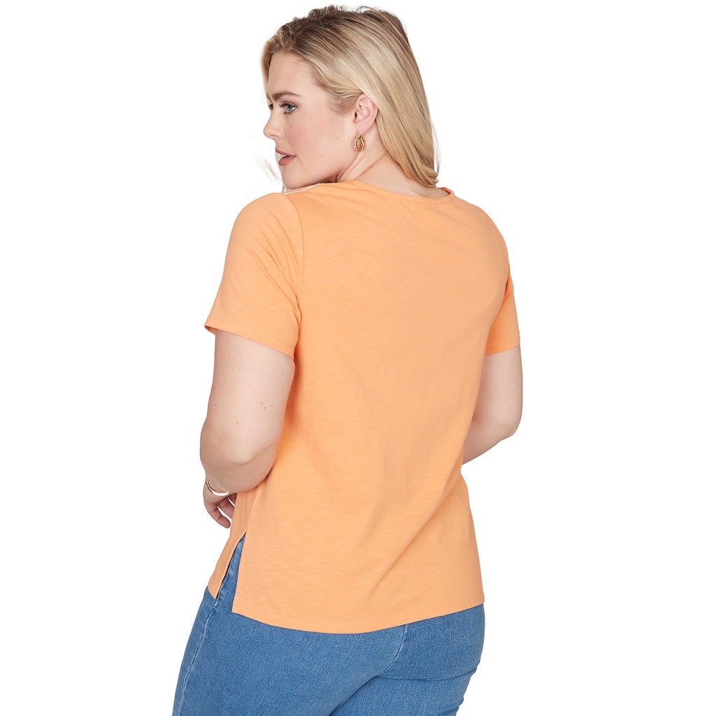 Blusa con cuello floral bordado