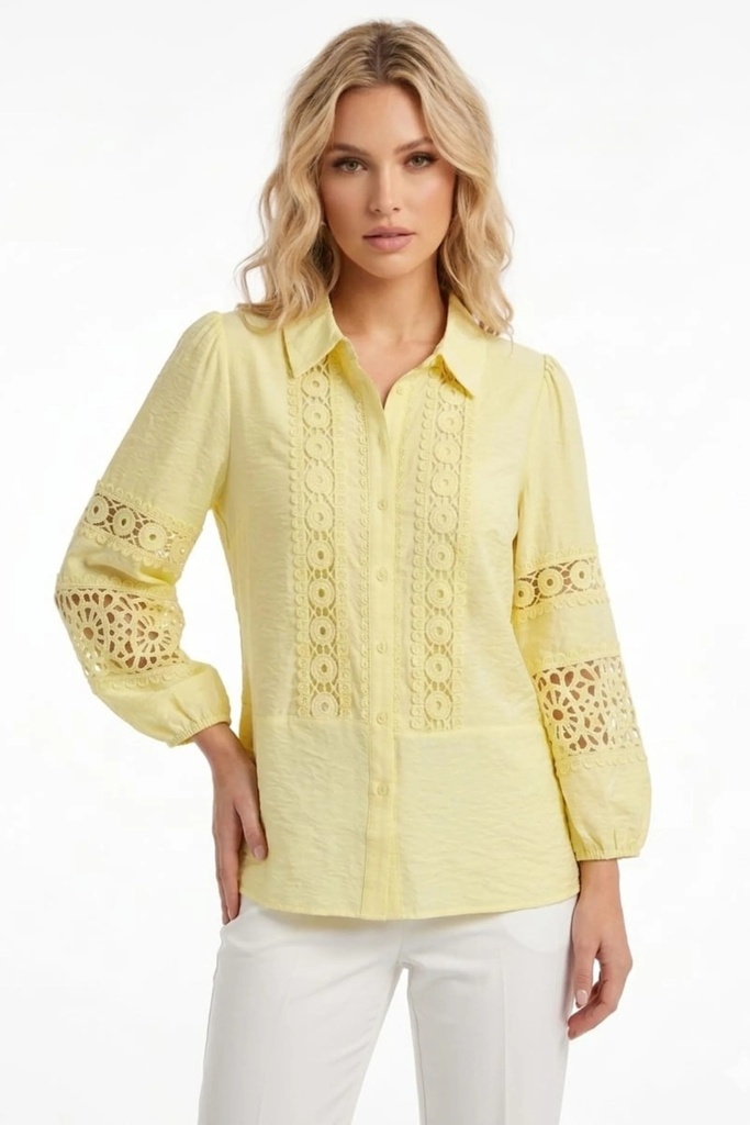 Blusa con detalles de encaje de ganchillo