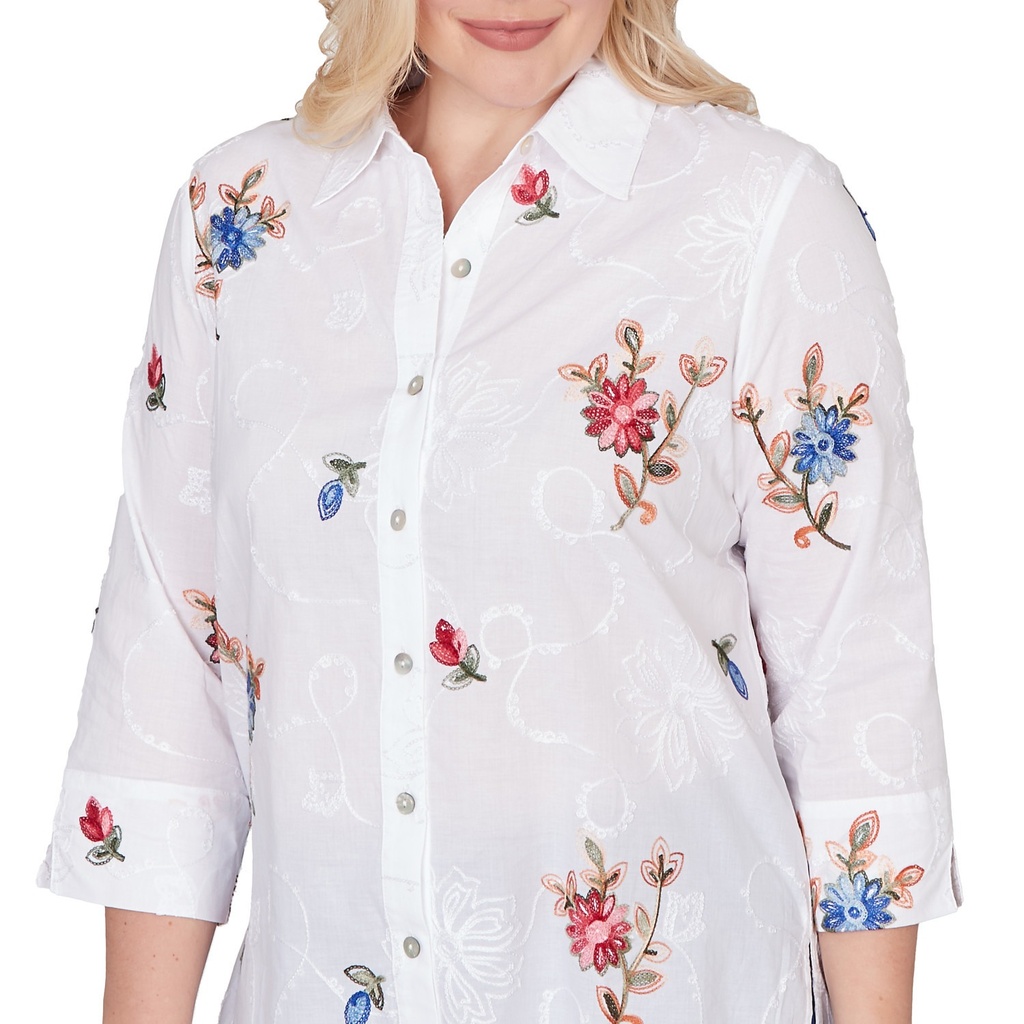 Blusa con bordados florales