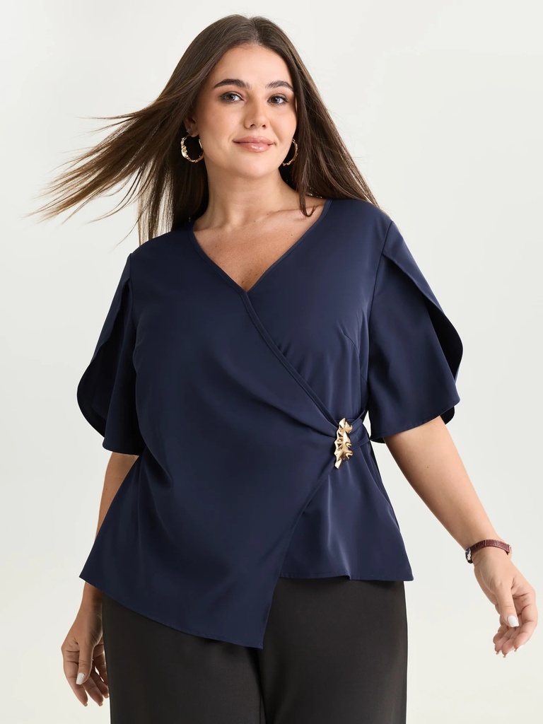 Blusa con adorno en la cintura