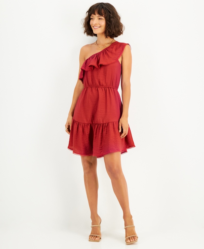 Vestido con un solo hombro y volantes