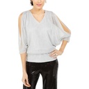 Blusa metálica con aberturas