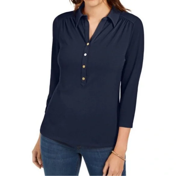 Blusa tipo polo con detalle plisado