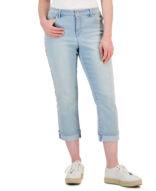 Jeans crop con líneas bordadas