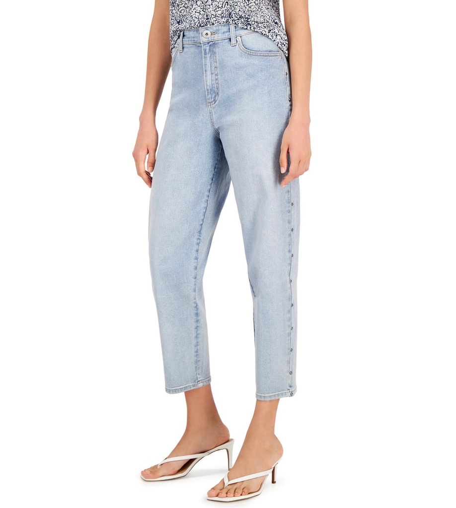 Jeans mom de tiro alto con tachuelas