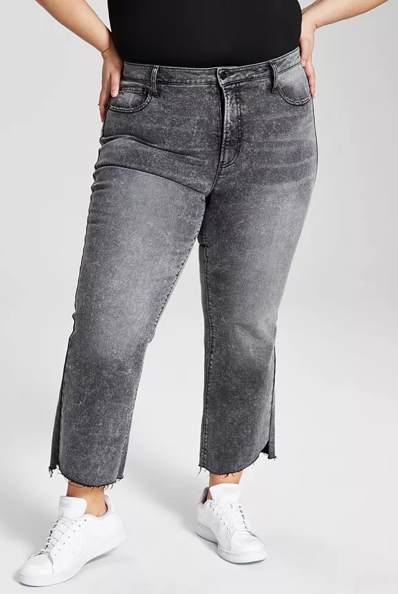 Jeans con dobladillo escalonado