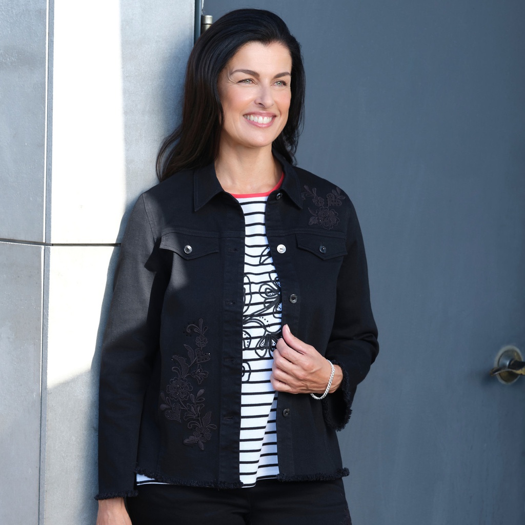 Chaqueta vaquera con bordado floral