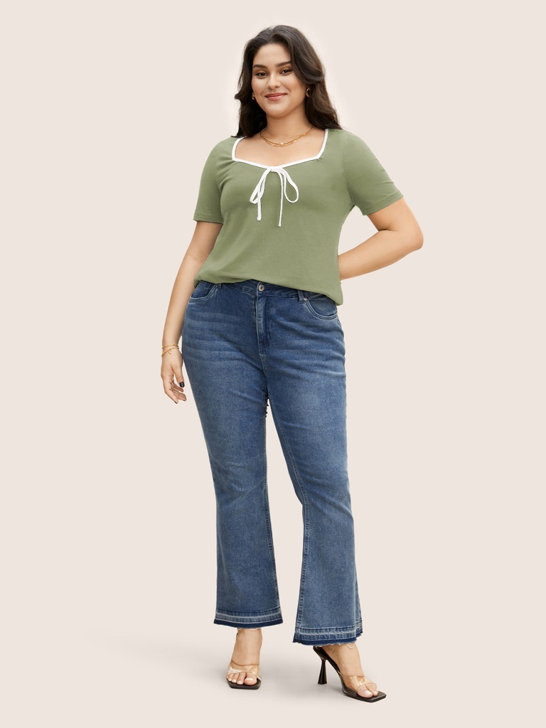 Blusa con escote cuadrado y corbata