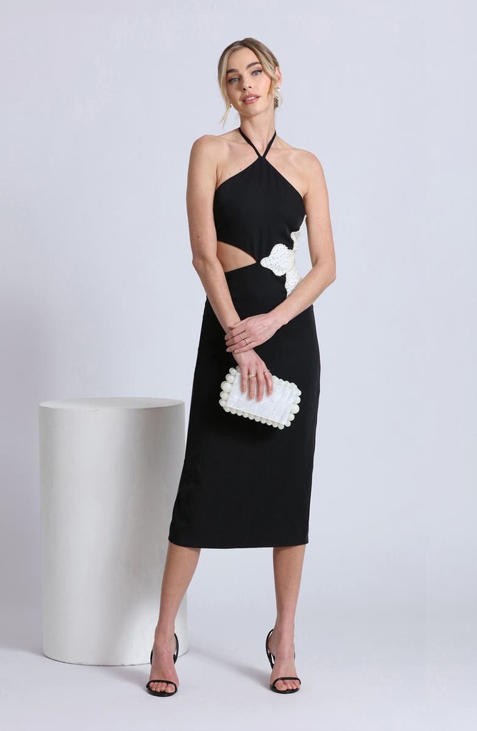 Vestido con cuello halter y apliques