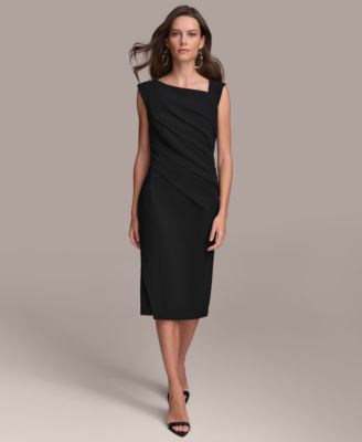 Vestido con escote asimétrico y cintura plisada