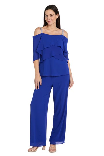 Traje de pantalón con detalles de pedrería