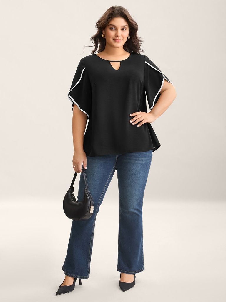 Blusa lisa con mangas de pétalos