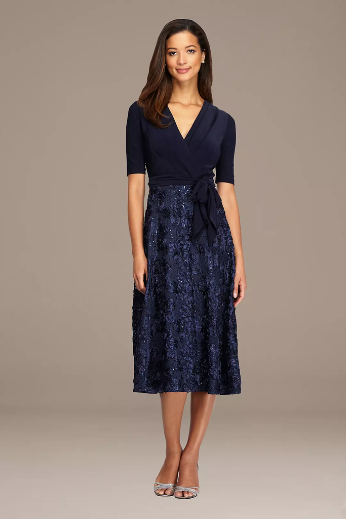 Vestido de cóctel de encaje y lazo