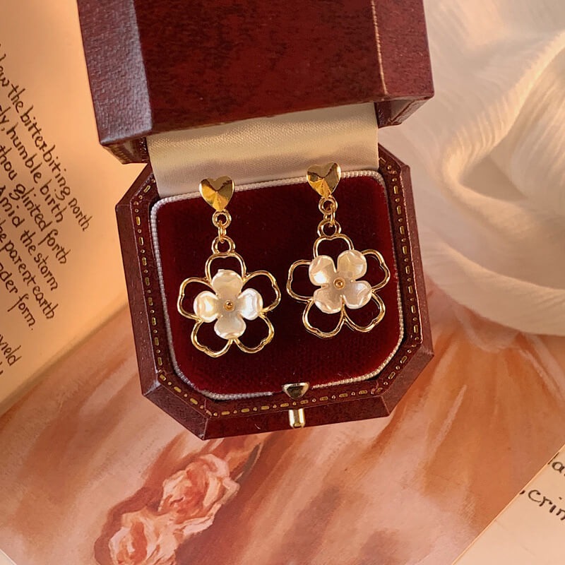 Aretes colgantes de flores de recina