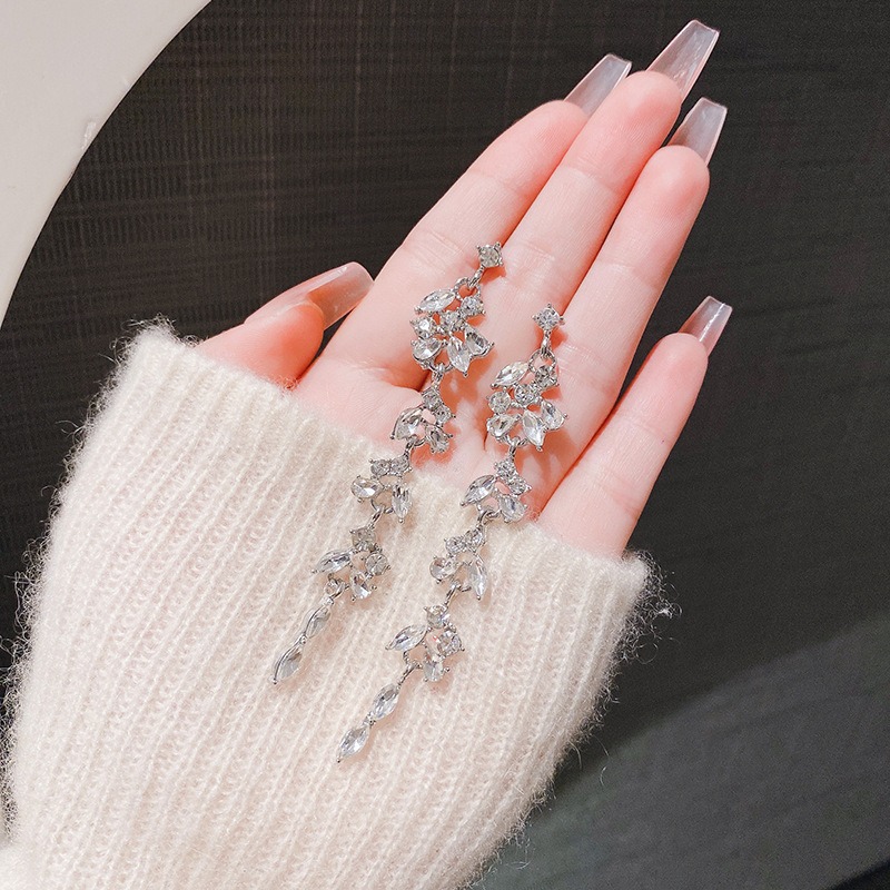 Aretes colgantes de diamantes