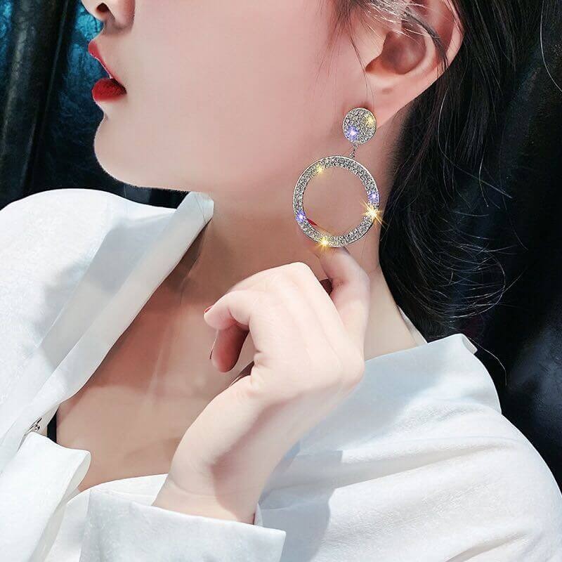 Aretes colgantes de círculos brillantes