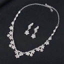 Juego de collar con aretes florales