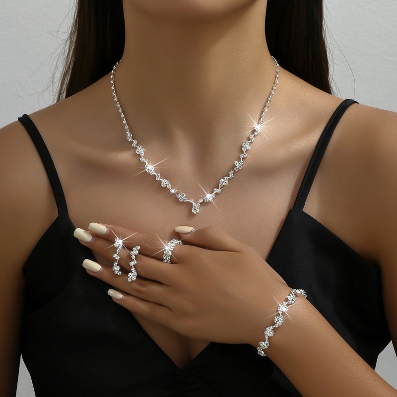 Juego de collar con aretes, pulsera y anillo