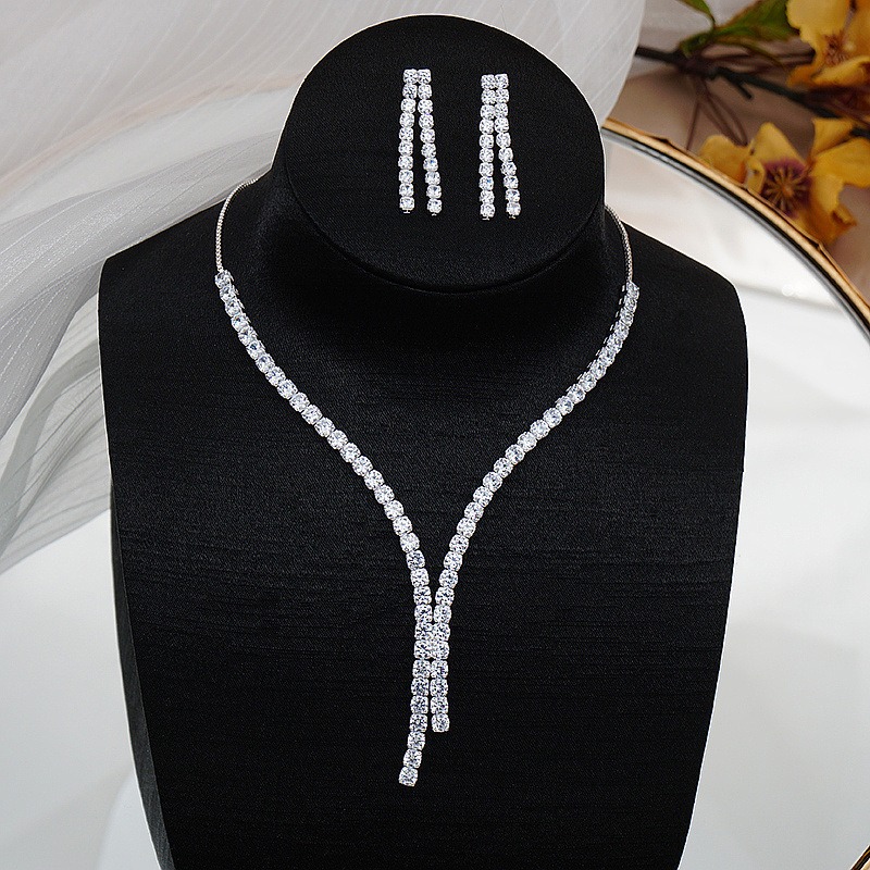 Juego de collar simple con aretes
