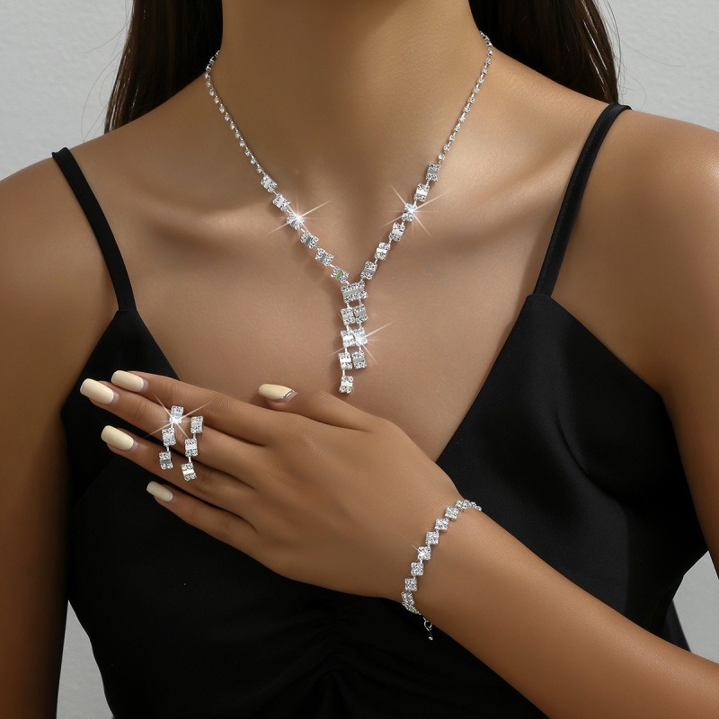 Juego de collar con aretes y pulsera